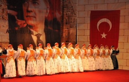 Artuklu Üniversitesi Halk Oyunları ekibi mest etti