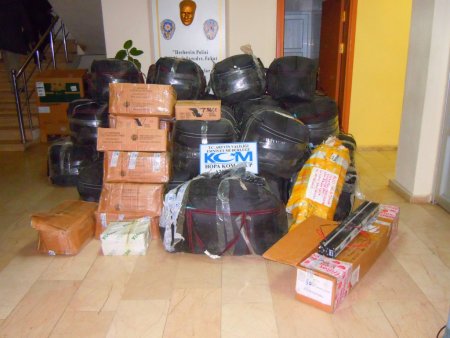 Artvin'de yabancı şahısta kaçak tekstil mazemesi ele geçirildi