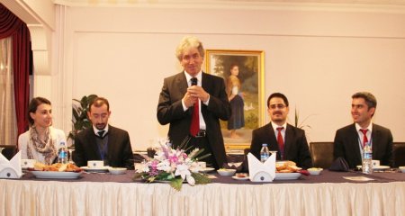 ARÜ öğrencilerinden, güvenli internet projesine halaylı kutlama