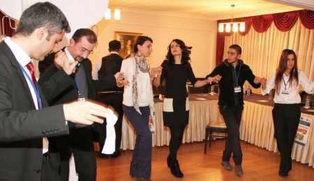 ARÜ öğrencilerinden, güvenli internet projesine halaylı kutlama