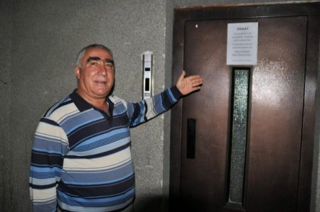 'Asansörde kalan kurtarılmayacak' yazısını gören binmekten vazgeçiyor