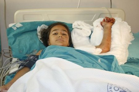Asansörde Kolu Kopan Pelin'in Kolu Tekrar Yerine Dikildi