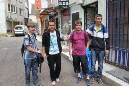 Asansörde mahsur kalan dört öğrenci birbirini suçladı