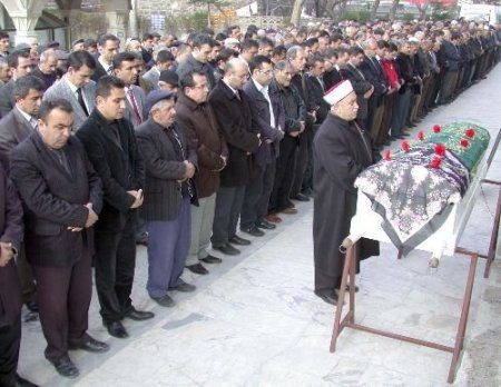 Asansöre Sıkışarak Ölen Avukatın Cenazesi Toprağa Verildi