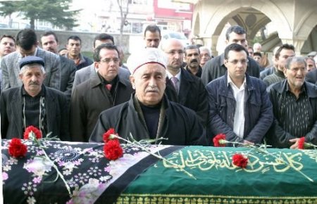 Asansöre Sıkışarak Ölen Avukatın Cenazesi Toprağa Verildi