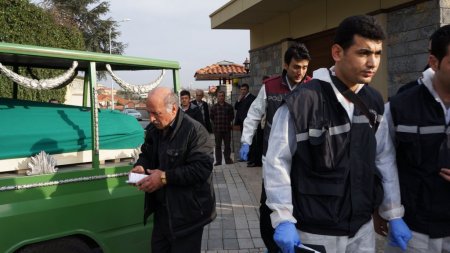 Asansörle duvar arasına sıkışan işçi hayatını kaybetti