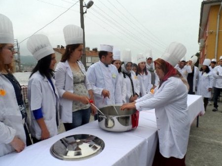 Aşçı yardımcıları hünerlerini sergiledi
