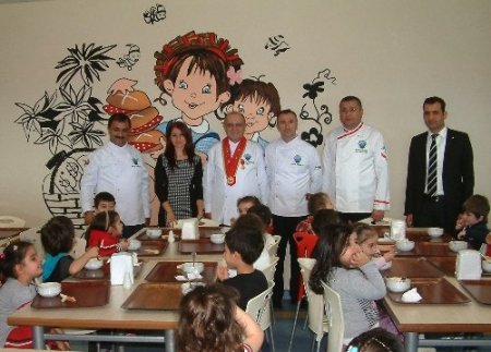 Aşçılardan öğrencilere düzenli beslenme öğütleri