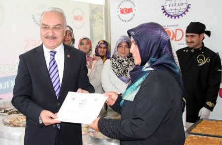 Aşçılık kursunu başarı ile tamamlayan kursiyerler sertifikalarını aldı