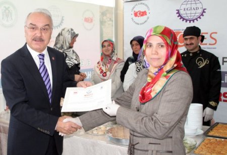 Aşçılık kursunu başarı ile tamamlayan kursiyerler sertifikalarını aldı