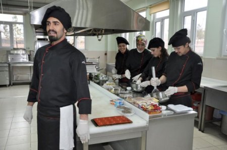 Aşçılık Takımı Yemek Yarışmasına Hazırlanıyor