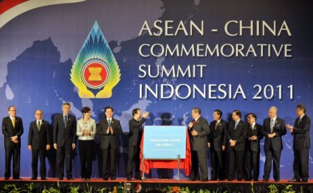 Asean'da Amerika Uçak Sattı; Çin İşbirliği Anlaşması Yaptı