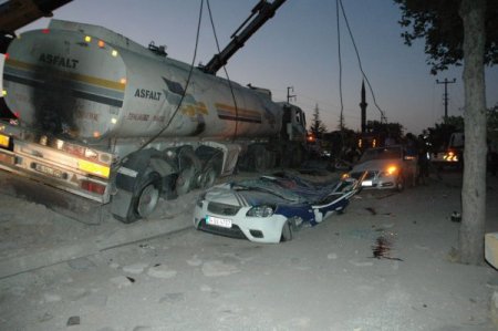 Asfalt Yüklü Tanker İki Otomobili Tost Gibi Ezdi