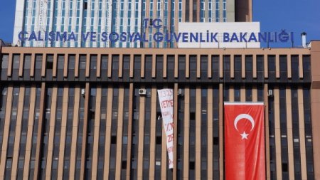 Asgari ücreti protesto eden grup, bakanlık binasında pankart açtı