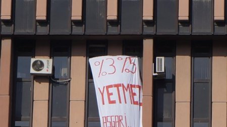 Asgari ücreti protesto eden grup, bakanlık binasında pankart açtı