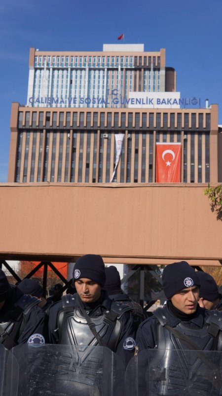 Asgari ücreti protesto eden grup, bakanlık binasında pankart açtı