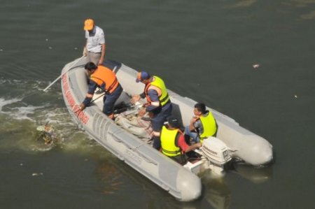 Asi Nehri Bu Kez Botlarla Temizlendi