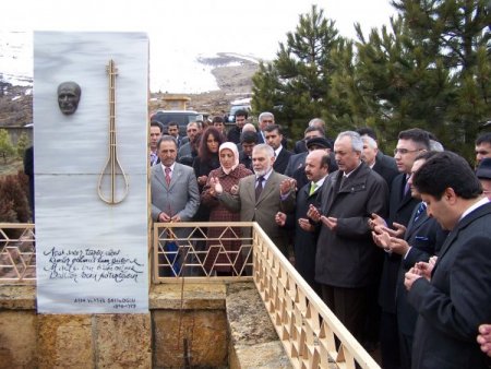 Aşık Veysel Ölümünün 38. Yılında Mezarı Başında Anıldı