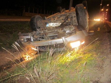 Aşırı hız aracın tersini çevirdi