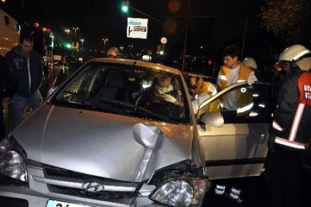 Aşırı Hız Nedeniyle Kontrolden Çıkan Araç Orta Refüje Çarptı