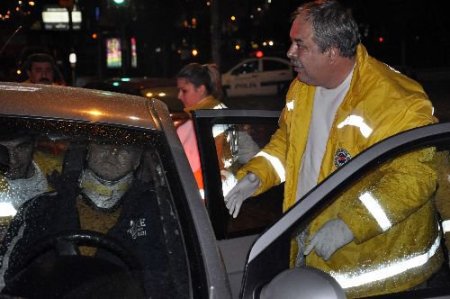 Aşırı Hız Nedeniyle Kontrolden Çıkan Araç Orta Refüje Çarptı