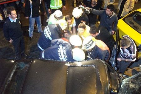 Aşırı Hız Yapan Gençleri Kaza Durdurdu