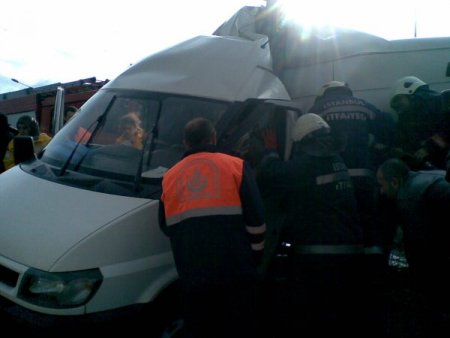 Aşırı Hız Yapan Minibüs Direğe Çarptı, 3 Yaralı