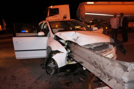 Aşırı hızlı araç bariyere girdi: 1 ölü