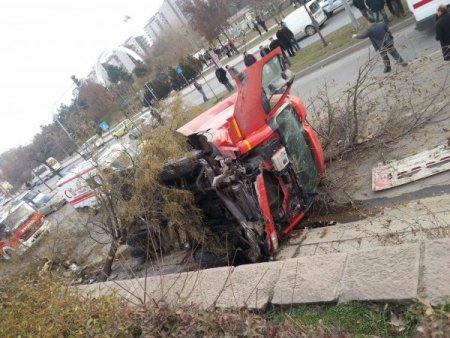 Aşırı hızlı kamyon ağaçlara çarparak durabildi