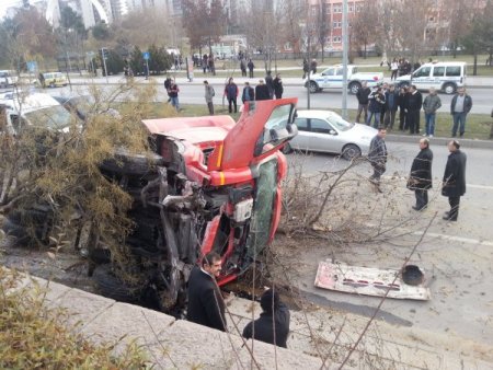 Aşırı hızlı kamyon ağaçlara çarparak durabildi