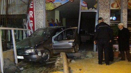 Aşırı hızlı otomobil fırına daldı