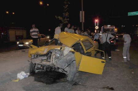 Aşırı Hızlı Otomobil Kırmızı Işıkta Bekleyen Tır’a Arkadan Çarptı