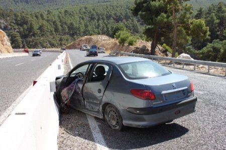 Aşırı hızlı otomobil virajı alamadı: 1 ölü, 2 yaralı