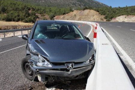 Aşırı hızlı otomobil virajı alamadı: 1 ölü, 2 yaralı