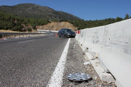 Aşırı hızlı otomobil virajı alamadı: 1 ölü, 2 yaralı