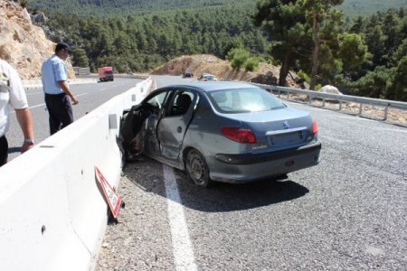 Aşırı hızlı otomobil virajı alamadı: 1 ölü, 2 yaralı