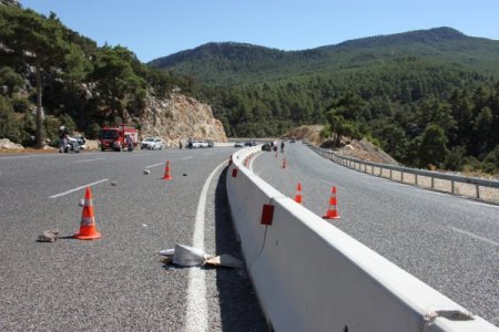 Aşırı hızlı otomobil virajı alamadı: 1 ölü, 2 yaralı