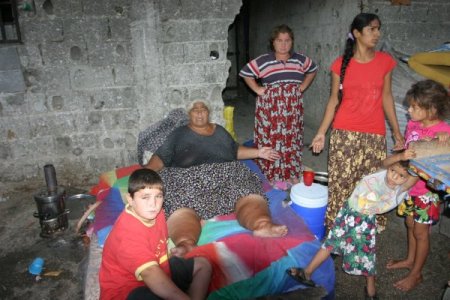 Aşırı kilolu ve sağlığı bozuk yaşlı kadına bakan hastane yok!