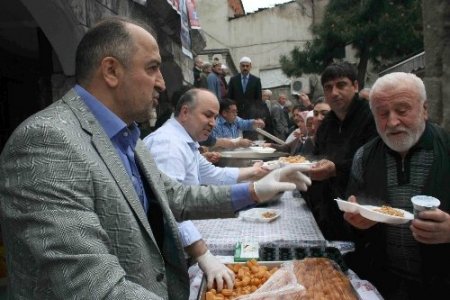 Asırlık caminin avlusunda bin kişiye Kutlu Doğum aşı dağıtıldı