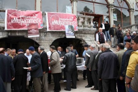 Asırlık caminin avlusunda bin kişiye Kutlu Doğum aşı dağıtıldı