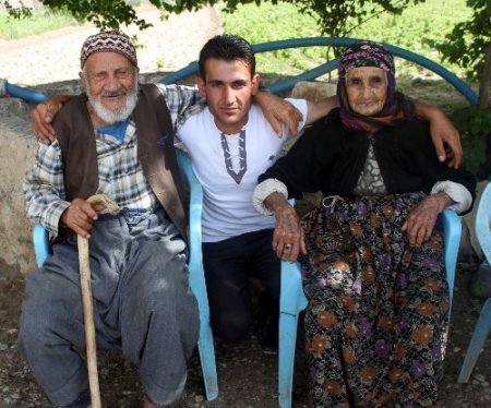 Asırlık çiftin mutluluğu gençleri imrendiriyor