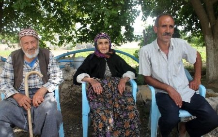 Asırlık çiftin mutluluğu gençleri imrendiriyor