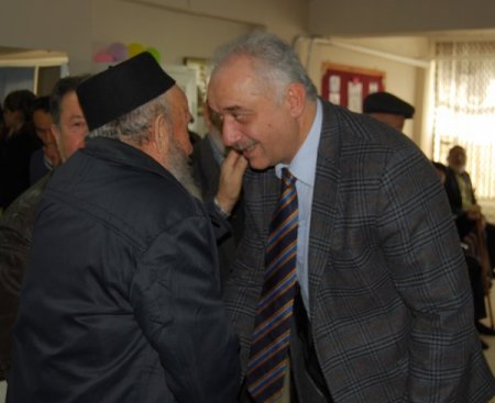 Asırlık dedeye doğum günü partisi