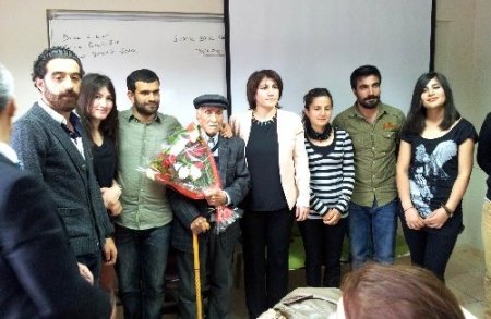 Asırlık halk ozanı öğrencilerle bir araya geldi