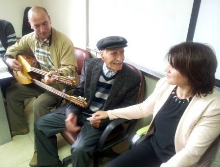 Asırlık halk ozanı öğrencilerle bir araya geldi