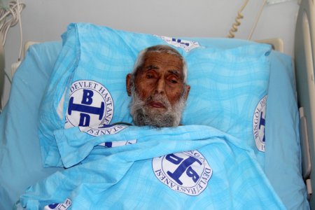 Asırlık hastaya Bingöl'de prostat ameliyatı yapıldı