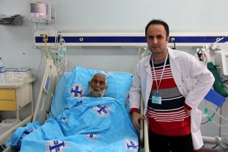 Asırlık hastaya Bingöl'de prostat ameliyatı yapıldı