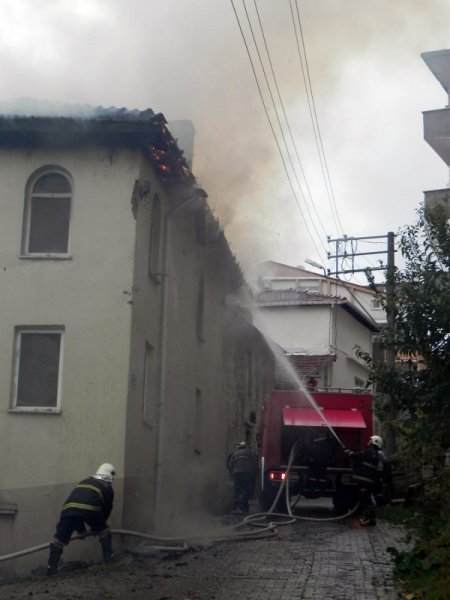 Asırlık mescit yangında kullanılamaz hale geldi