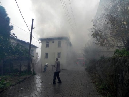Asırlık mescit yangında kullanılamaz hale geldi
