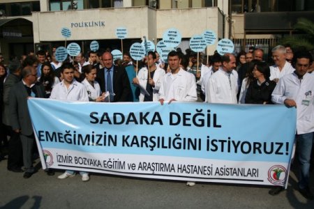 Asistan doktorlar çalışma şartlarını protesto etti
